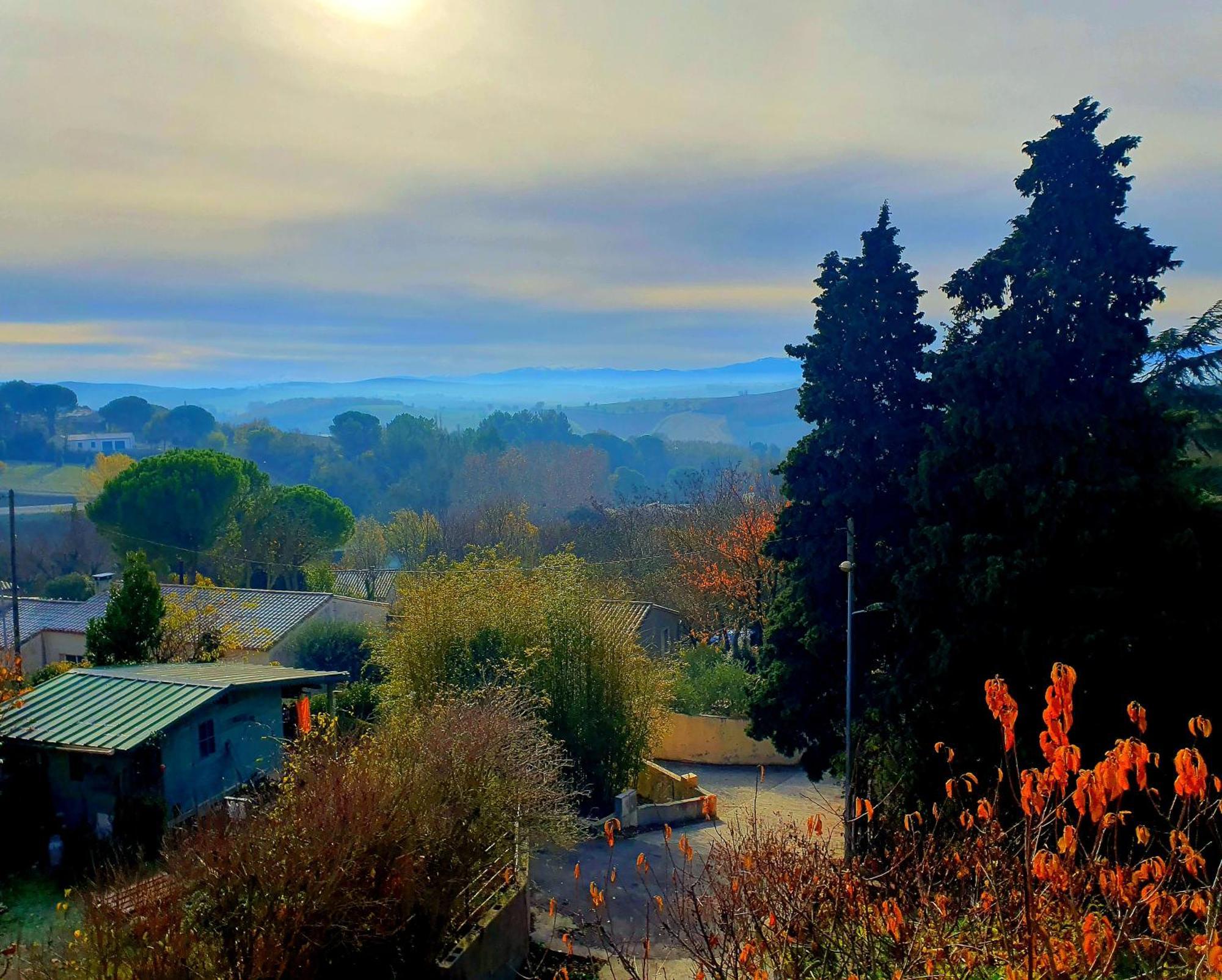 Rue Basse - Village House Overlooking The Pyrenees Montreal  Luaran gambar